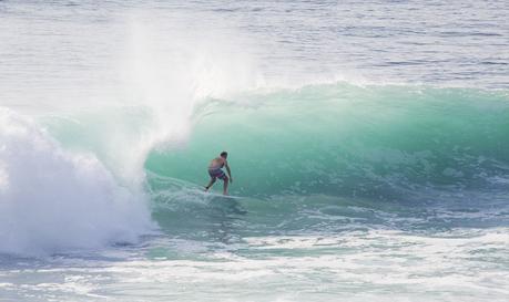 Surfer-in-Welle-Balangan-Beach-Bali