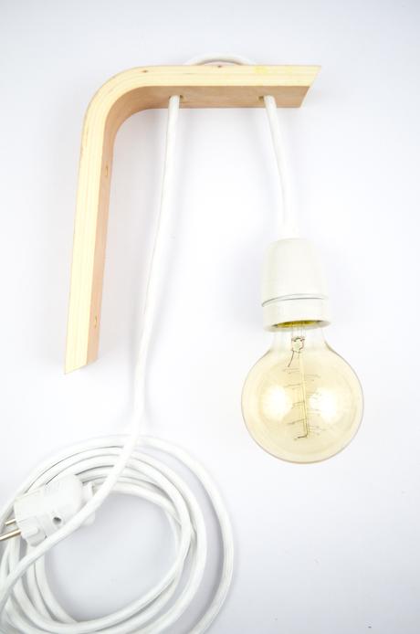 selbst gemachte Lampe aus einem Holzwinkel
