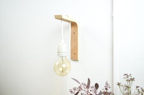 selbst gemachte Lampe aus einem Holzwinkel