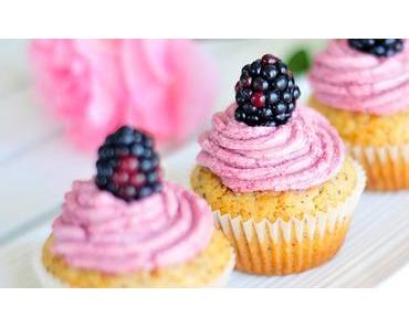 Zitronige Mohn Cupcakes mit Brombeercreme vegan & fructosearm