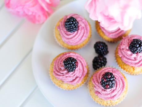 Zitronige Mohn Cupcakes mit Brombeercreme vegan & fructosearm