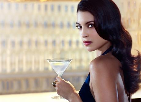 Bond Girl Stephanie Sigman genießet Vodka Martini