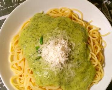 Spaghetti mit Zucchini-Parmesan-Soße
