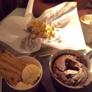 Chocolat Malheur mit French Vanilla Eiscreme und Popcorn im Hintergrund