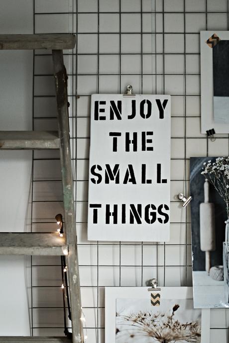 Blog + Fotografie by it's me! - Rooming Esszimmer - Schild Enjoy the small things 