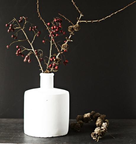Blog + Fotografie by it's me! - weiße Steingutvase mit Zweigen und einem Lärchenzweig