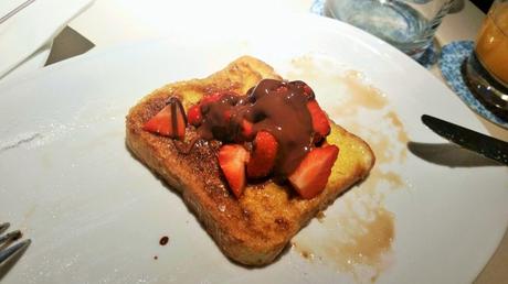 French Toast mit Erdbeeren und Schokosauce von den Churros. 