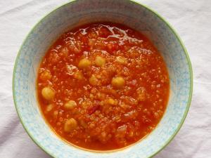 Tomatensuppe mit Kichererbsen und Quinoa