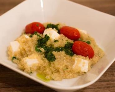 Quinoa-Risotto mit geschmorten Tomaten, Feta und Kräuteröl