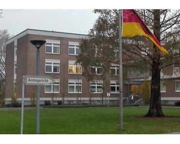 Foto: Fahnen am Lüdinghauser Amtsgericht auf Halbmast