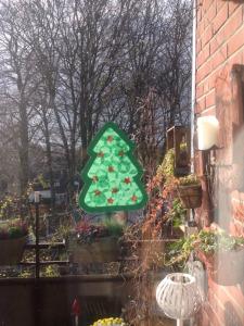 Der Weihnachtsbaum für’s Fenster – oder – Bastelidee für kleine Leute