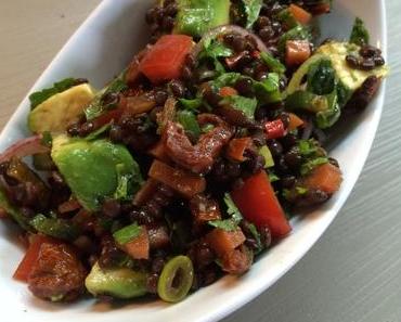 Lauwarmer Belugalinsensalat mit Avocado und asiatischen Kräutern