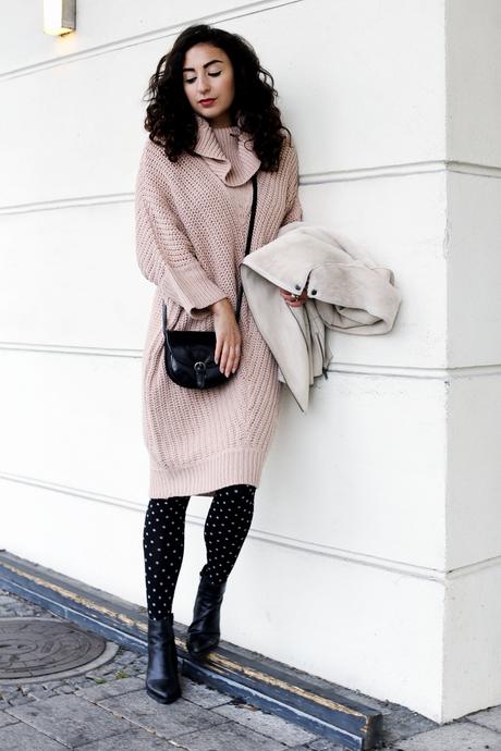 vero moda oversize knitted dress blush pink turtleneck dress dot tights pointed booties shearling jacket faux fur acne fake dupe samieze streetstyle fashionblog berlin girly winter look ootd inspiration