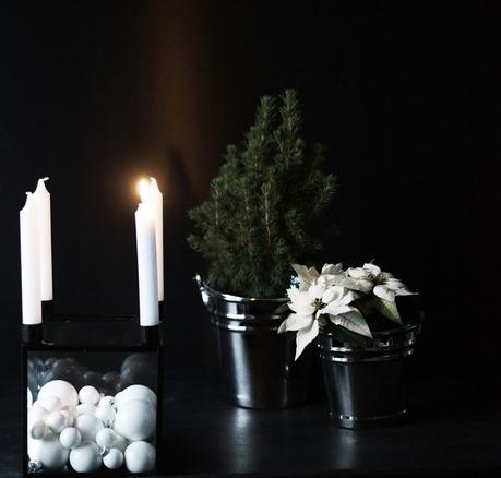 Blog + Fotografie by it's me! - Adventskranz, Zuckerhutfichte und Weihnachtsstern mit brennender Kerze