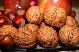 https://pixabay.com/static/uploads/photo/2014/12/05/20/03/walnuts-558488__180.jpg