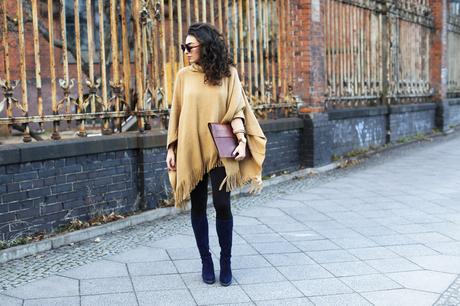beige new look camelfringe poncho rollneck turtleneck cape blue suede boots plateau peter kaiser brown clutch leggings cape streetstyle winter look