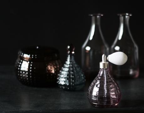 Blog + Fotografie by it's me! - Glasflakon mit Vasen und Glasgefäßen im Hintergrund