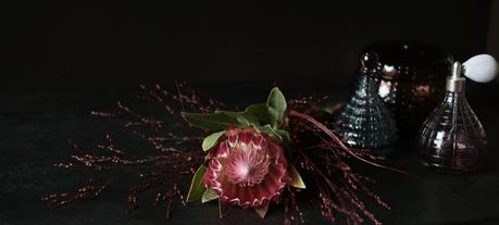 Blog + Fotografie by it's me! - Protea mit roten Gräsern und Glasflakons