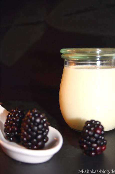 Weihnachtliches Panna Cotta mit Brombeeren