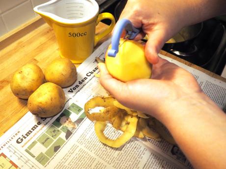 Kartoffelpüree - 1,8 kg Kartoffeln werden geschält. 
