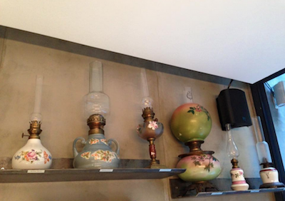 Jede Lampe hat ihr eigenes Design. Sie kommen aus Frankreich, Italien, Kroatien, Türkei, Bosnien und Aserbaidschan.