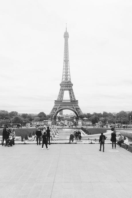 Travel Guide: Paris.