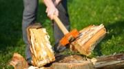 Holz spalten mit der Axt