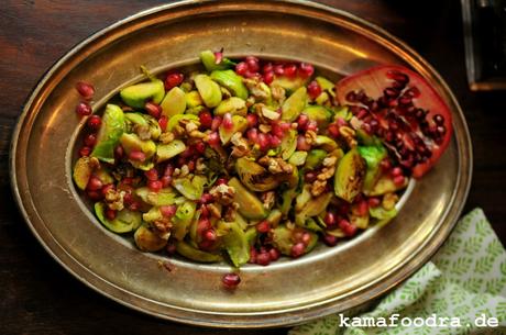 Salat aus geröstetem Rosenkohl mit Granatapfel, Walnüssen und Tahini-Dressing