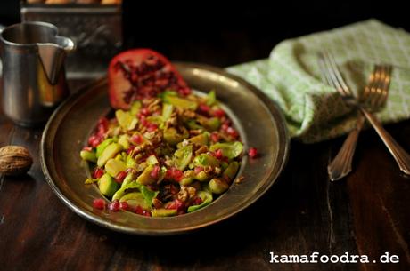 Salat aus geröstetem Rosenkohl mit Granatapfel, Walnüssen und Tahini-Dressing