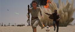 Rey (Daisy Ridley), der Droide BB-8 und Finn (John Boyega)