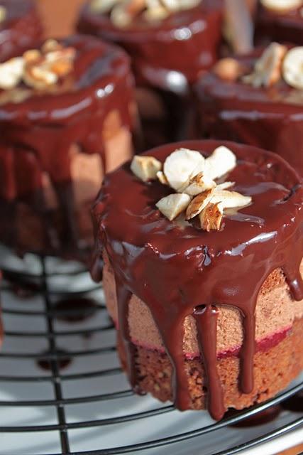 Petits gâteaux au chocolat avec mousse au chocolat et un souffle de framboises