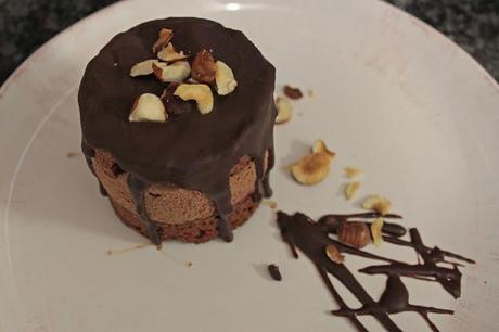 Petits gâteaux au chocolat avec mousse au chocolat et un souffle de framboises