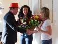 Bgm. Josef Kuss überreicht Gabi Fluch Blumen für Ihre langjährige Organsiation des Kindermaskenballs