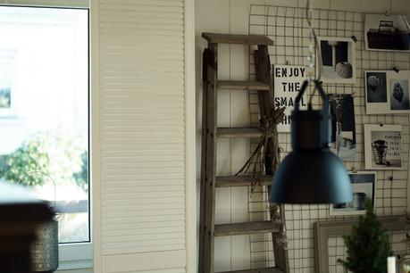 Blog + Fotografie by it's me! - Rooming, Esszimmer - Estrichmatte mit Bildern und einer alten Leiter dekoriert