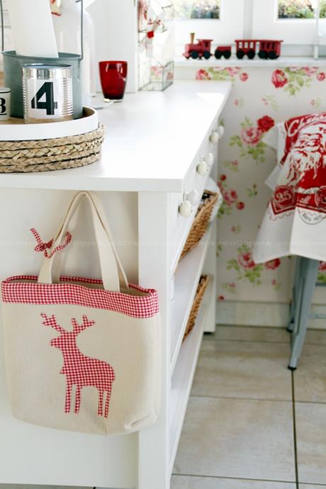 Cottage Küche in rot weiß mit Weihnachtsdeko traditionell