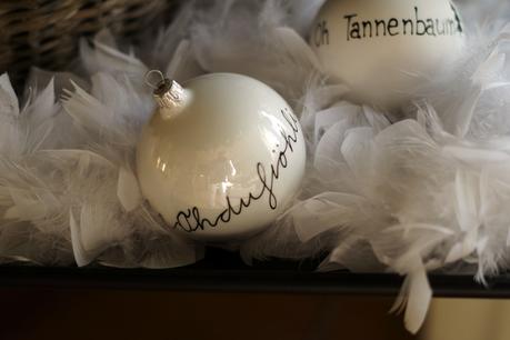 Blog + Fotografie by it's me! - Rooming, Weihnachtsdeko 2015 - beschriftete Christbaumkugeln Oh Tannebaum & oh du fröhliche