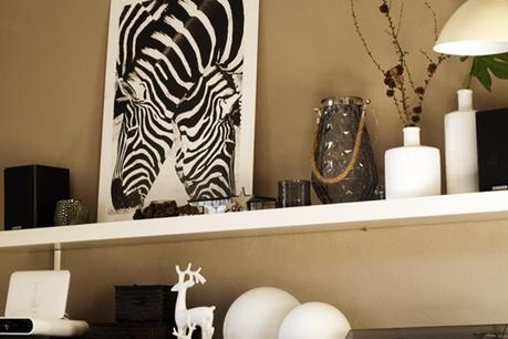Blog + Fotografie by it's me! - Rooming, Weihnachtsdeko 2015 - Druck von Zebras, Sterne, Windlicht und weiße Keramik-Elche
