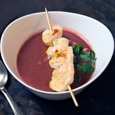 Rote-Bete-Suppe mit Garnelenspieß