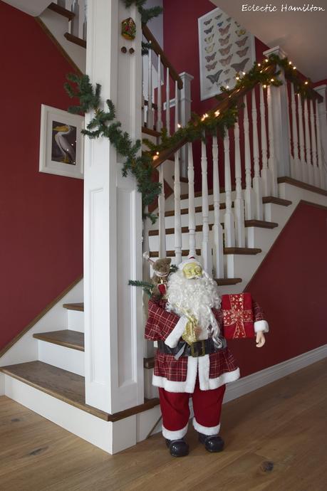 Santa Claus im Treppenhaus