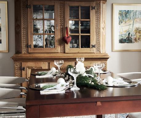 Blog + Fotografie by it's me! - Rooming, Weihnachtsdeko 2015 - gedeckter Tisch mit altem Buffet im Hintergrund