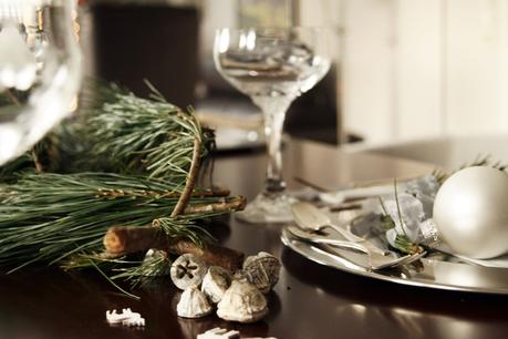 Blog + Fotografie by it's me! - Rooming, Weihnachtsdeko 2015 - Eukalyptus, kleine Elche aus Holz, R & B Silberbesteck und eine weiße Kugel