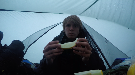 Regentag im Zelt Honig-Melone essen