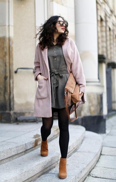 khaki dress oasis fashion pink coat brown suede boots camel bag streetstyle winter look herbst outfit fashionblogger modeblog berlin samieze
