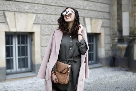 khaki dress oasis fashion pink coat brown suede boots camel bag streetstyle winter look herbst outfit fashionblogger modeblog berlin samieze