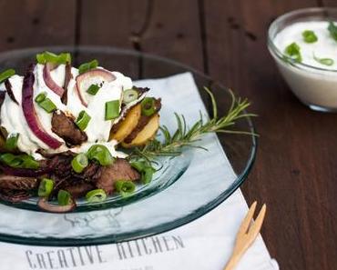 Hasselback-Kartoffel mit Rindersteak und Kräuterquark