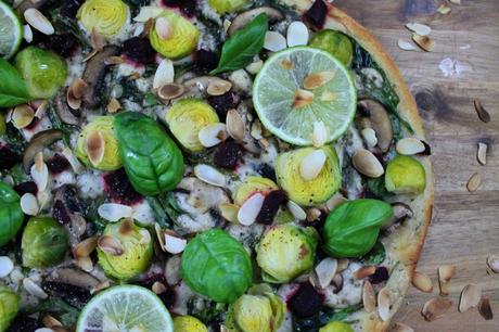 vegane Pizza mit Spinat, Rote Bete & Rosenkohl