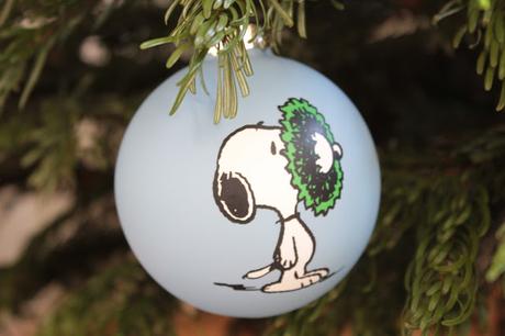 Peanuts Christbaumkugel Snoopy mit Weihnachtskranz