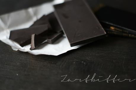 Zartbitterschokolade mit Schriftzug Zartbitter