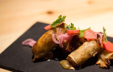 Pajarita - Spring rolls with crab filling, apple puree and pickled shallots
