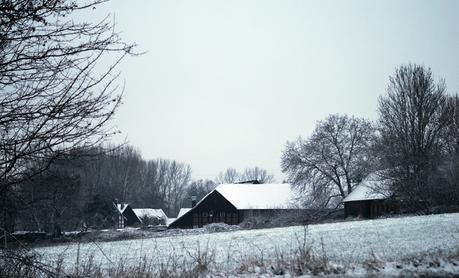 Blog + Fotografie by it's me! - Winter für einen Tag - verschneites Gehöft